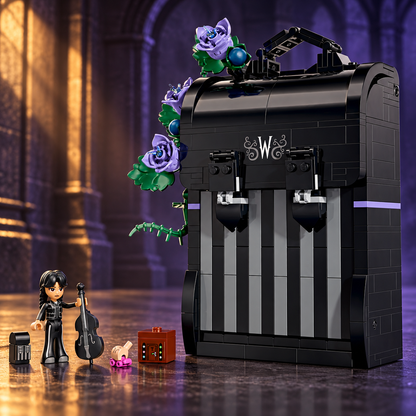 Cena 04: Mochila da Wandinha em um ambiente de pedra escura com ilumina&ccedil;&atilde;o &acirc;mbar e violeta.