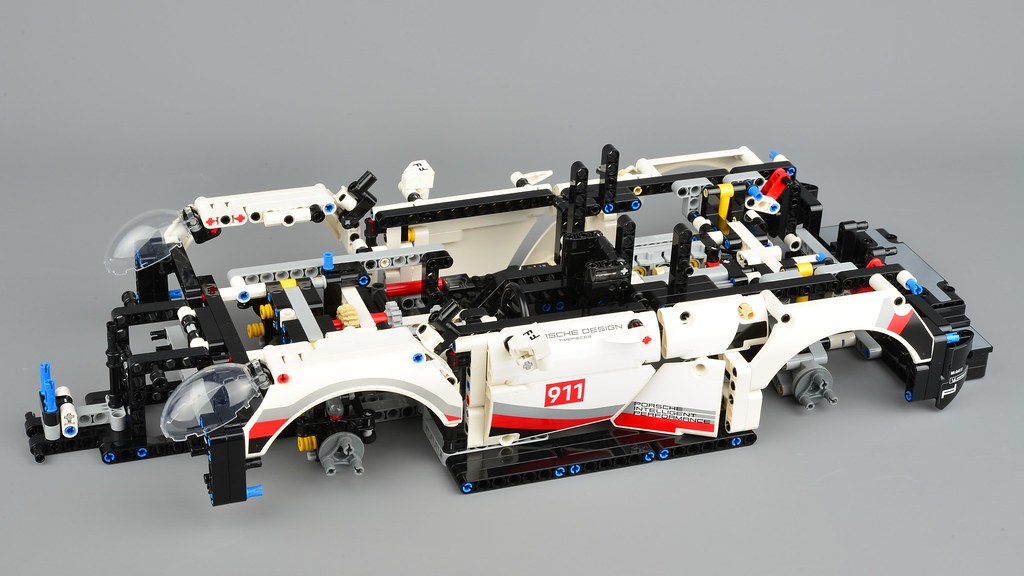 LEGO Technic 42096 Porsche 911 RSR review | Brickset