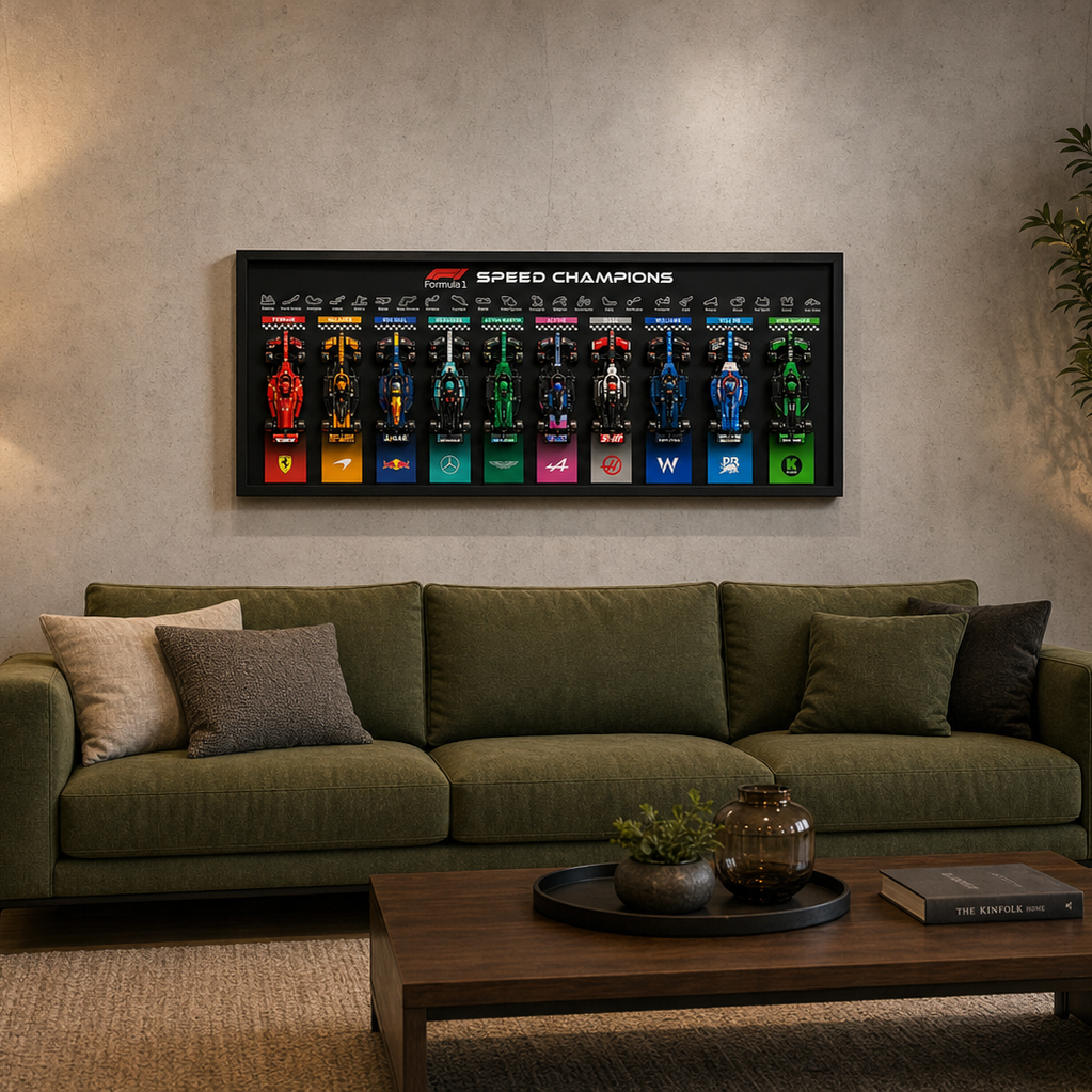 Quadro Speed Champions horizontal 100x40 em sala com sof&aacute; verde-musgo