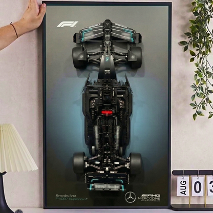 Compre Junto! Miniatura da F&oacute;rmula-1 Mercedes AMG W14 + Quadro Fosco