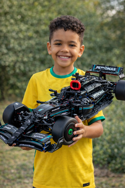 Compre Junto! Miniatura da F&oacute;rmula-1 Mercedes AMG W14 + Quadro Fosco