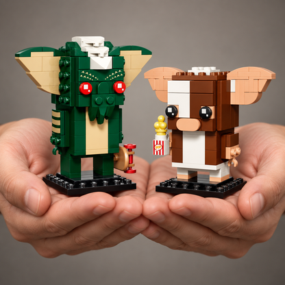 Gremlins - Figuras de Gizmo e Stripe (230 pe&ccedil;as): m&atilde;os segurando o modelo em escala real.