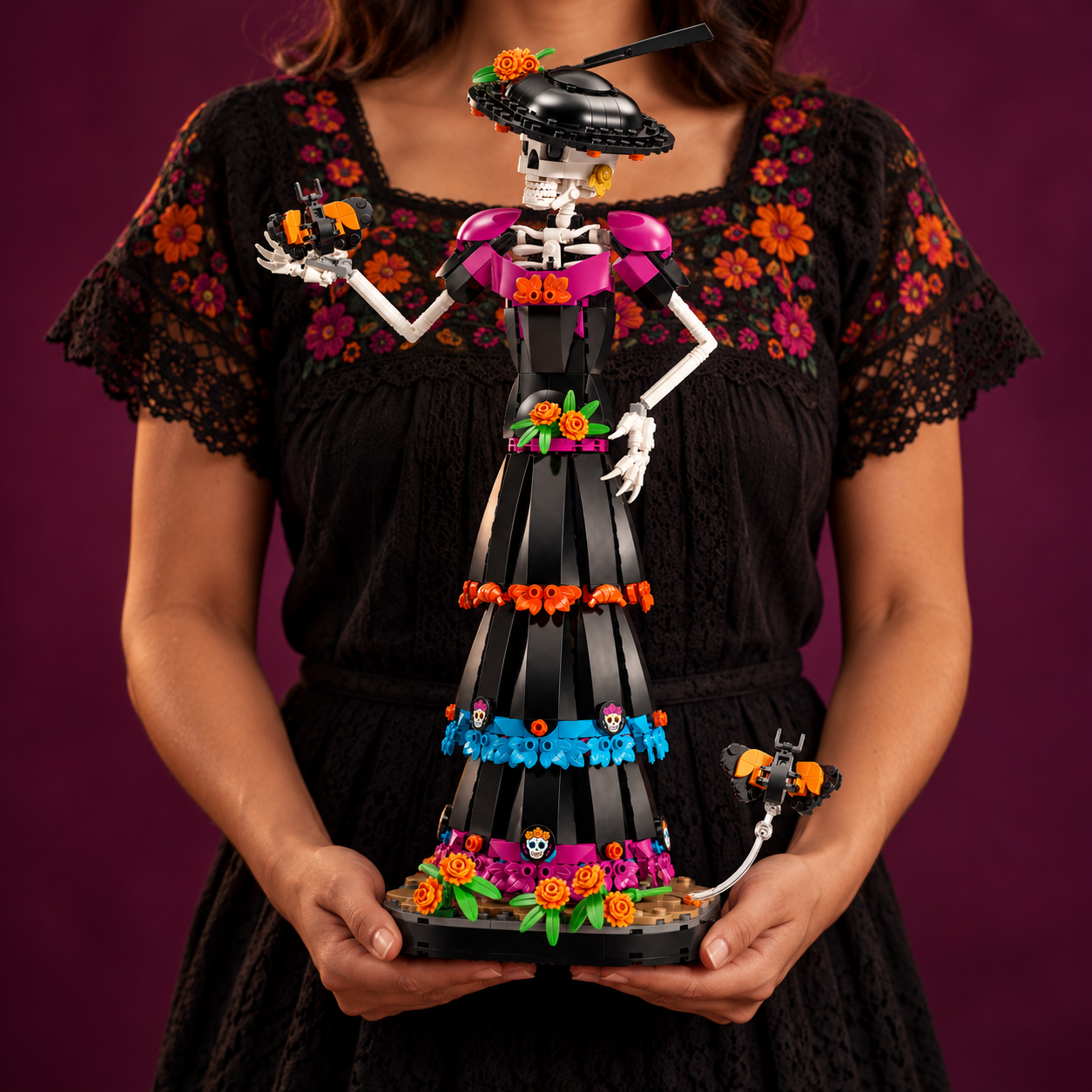 La Catrina (1212 pe&ccedil;as): pessoa segurando o modelo em escala real.