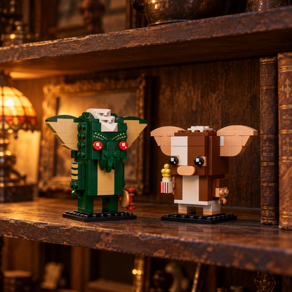 Gremlins - Figuras de Gizmo e Stripe (230 pe&ccedil;as): cena ambientada, loja antiguidades.