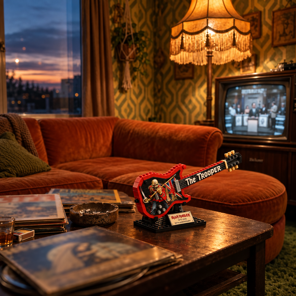 Miniatura da guitarra Iron Maiden The Trooper em uma sala retr&ocirc; com sof&aacute;, discos de vinil e televis&atilde;o.
