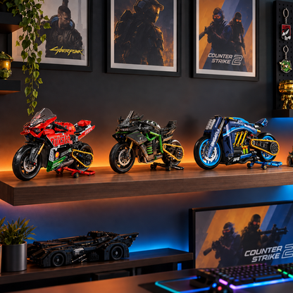 Trio de miniaturas Ducati V4, Kawasaki MG03 e moto conceito W4 em estante de cole&ccedil;&atilde;o