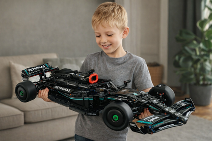 Compre Junto! Miniatura da F&oacute;rmula-1 Mercedes AMG W14 + Quadro Fosco