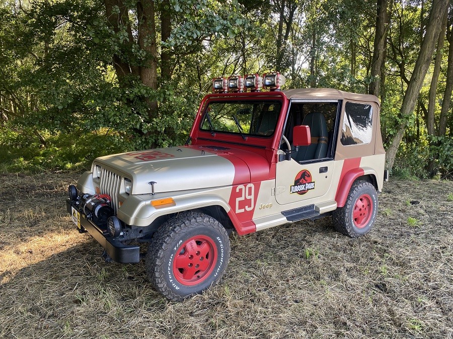 Jeep Wrangler em cen&aacute;rio externo