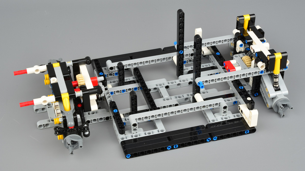 La Porsche 911 RSR LEGO Technic in anteprima su Brickset