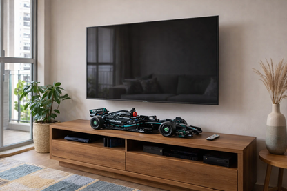 Compre Junto! Miniatura da F&oacute;rmula-1 Mercedes AMG W14 + Quadro Fosco