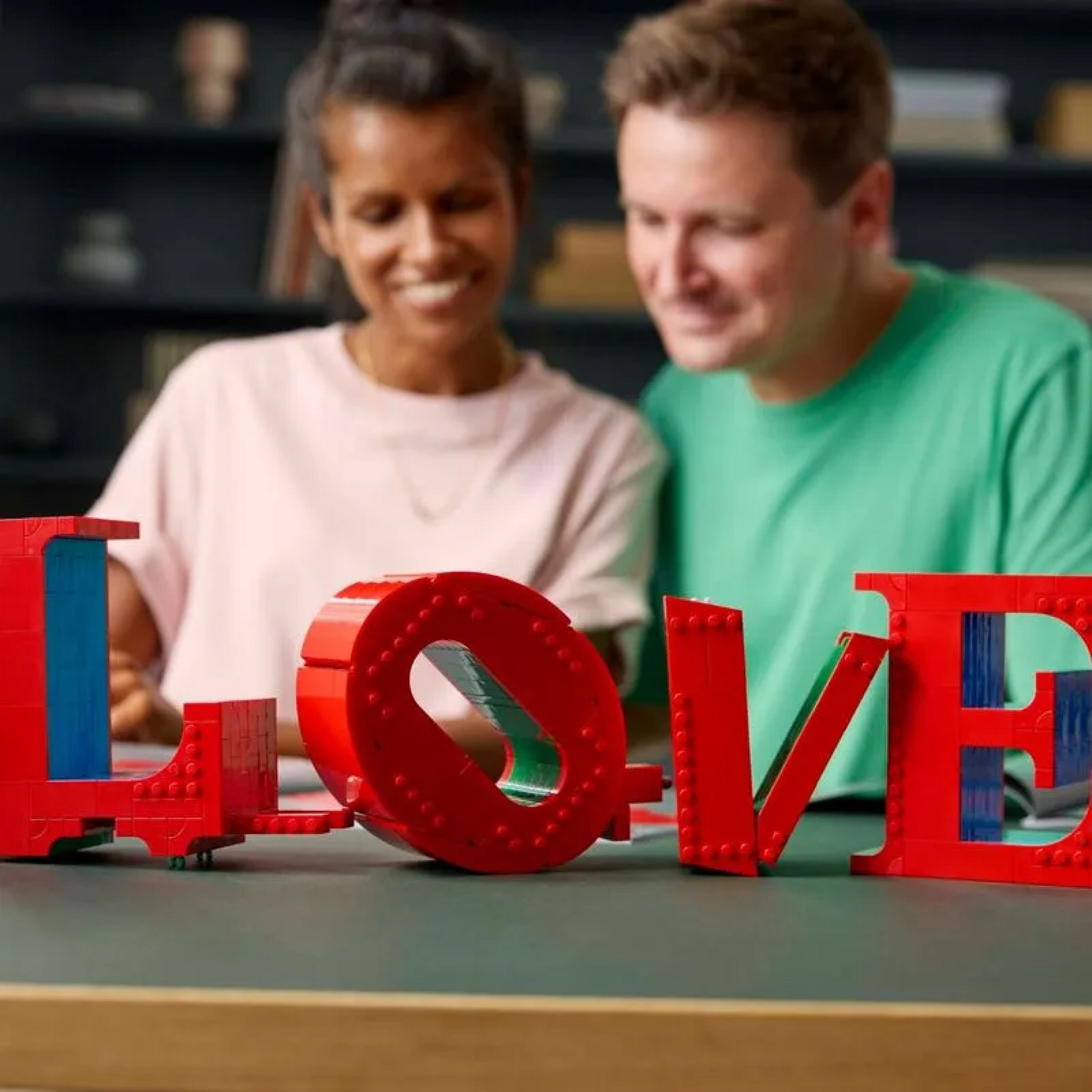 Escultura LOVE (791 pe&ccedil;as) - foto estilo de vida ambiente 3