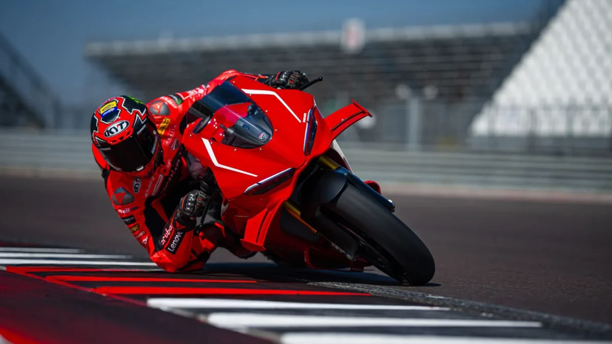 Ducati Panigale V4 em blocos, modelo de 800 peças